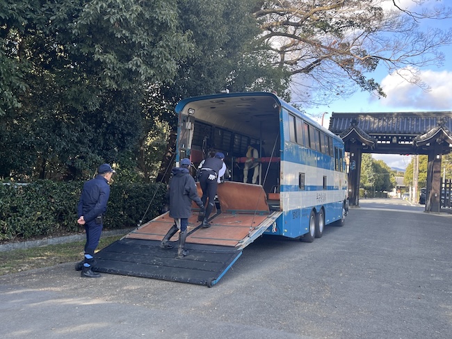 馬運車から馬を降ろす準備