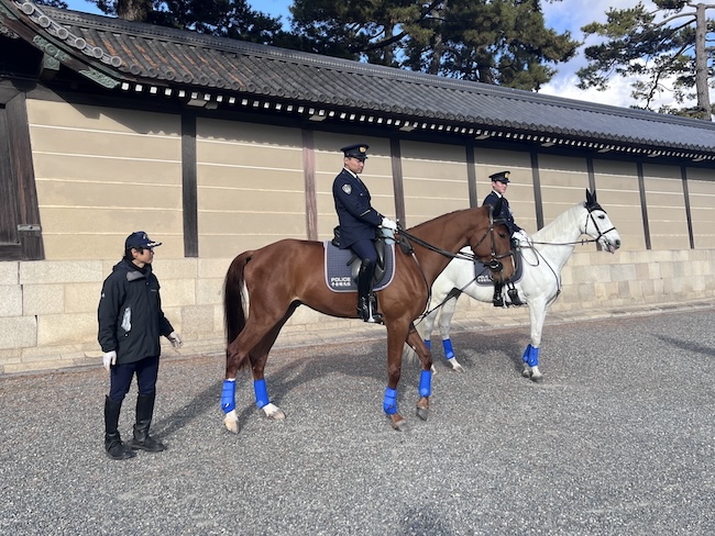 平安騎馬隊の二頭にまたがる隊員