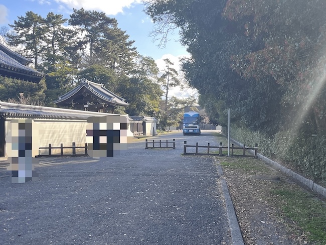 馬運車が入ってくる様子