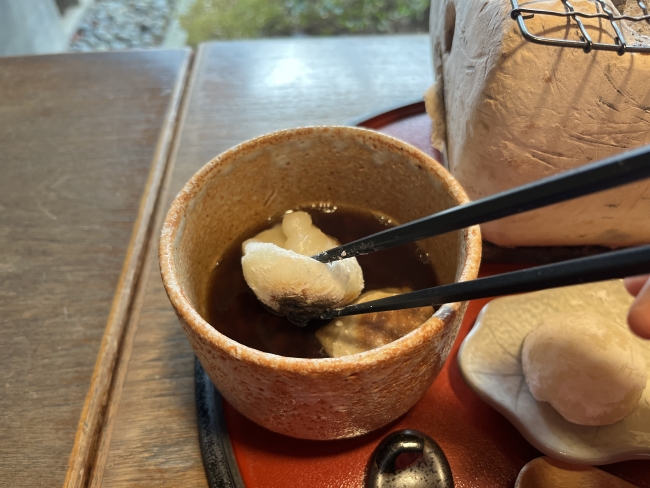 ぜんざいの中にはいった餅と生麩