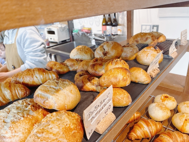 カウンターに並ぶパン