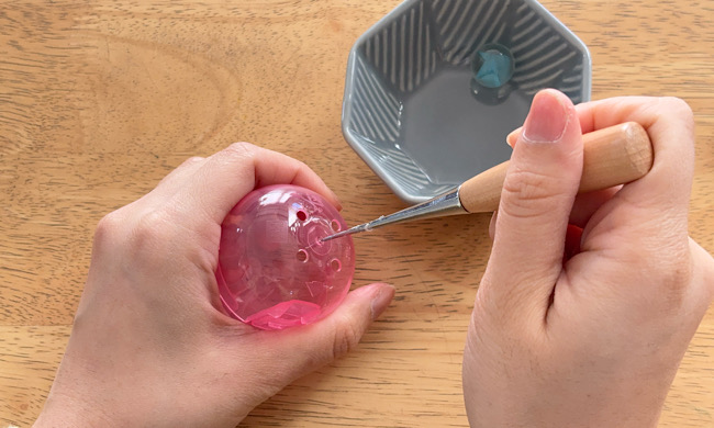 カプセルに目打ちで穴を開ける工程