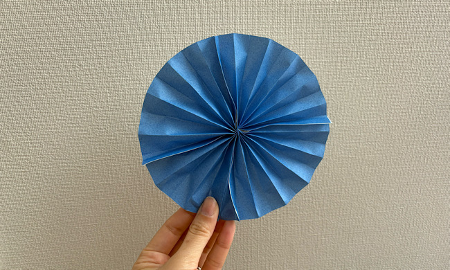 折り紙でつくられたペーパーファン