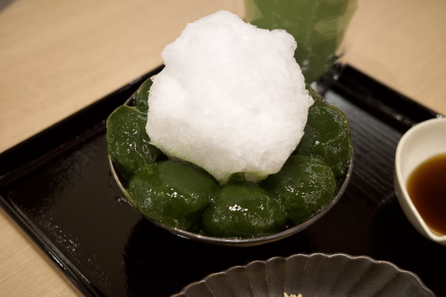 黒いお皿にのった抹茶わらびもち