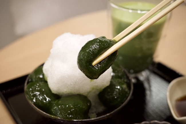 お箸で抹茶わらびもちを持ち上げる