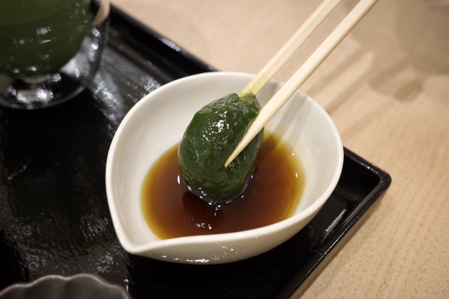 抹茶のわらびもちに黒糖をつける