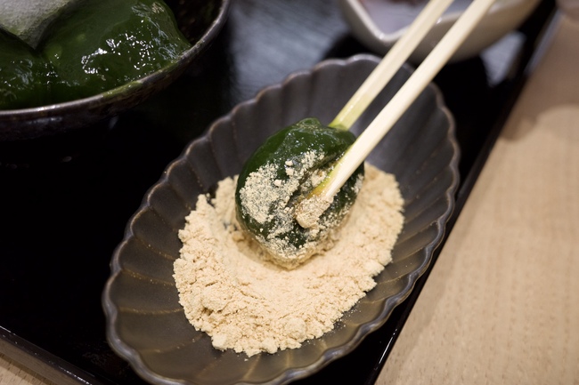 抹茶のわらびもちにきな粉を付ける