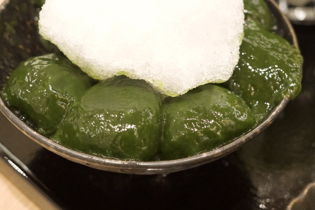 黒いお皿にのった抹茶のわらびもち