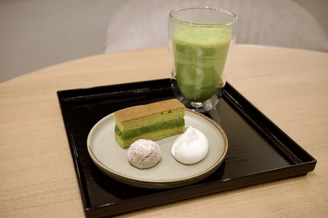 お盆にのった抹茶ケーキとホットの抹茶ドリンク