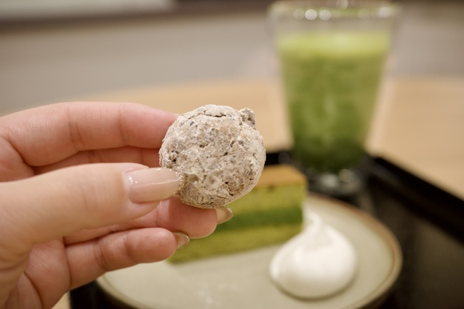 手に持ったクッキー