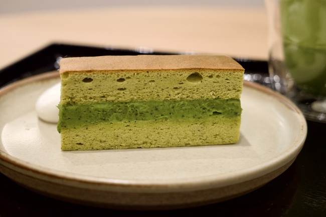 お皿にのった抹茶ケーキ
