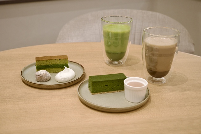 お皿にのった抹茶スイーツと抹茶とほうじ茶