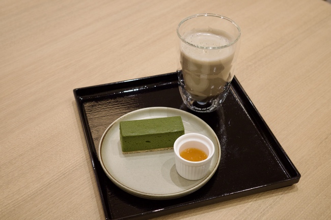 お盆の上にのった抹茶チーズケーキとほうじ茶