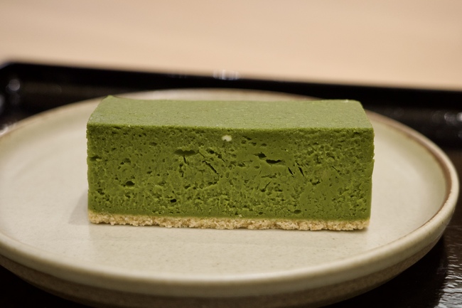 お皿の上にのった抹茶チーズケーキ