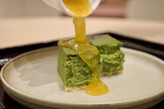 抹茶チーズケーキにシロップをかける