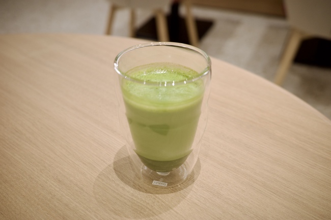 透明のグラスに入った抹茶ドリンク