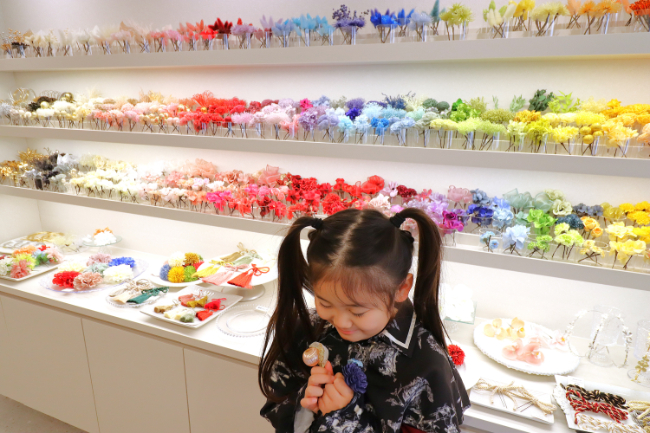 髪飾りビュッフェ店内で髪飾りを持つ子ども
