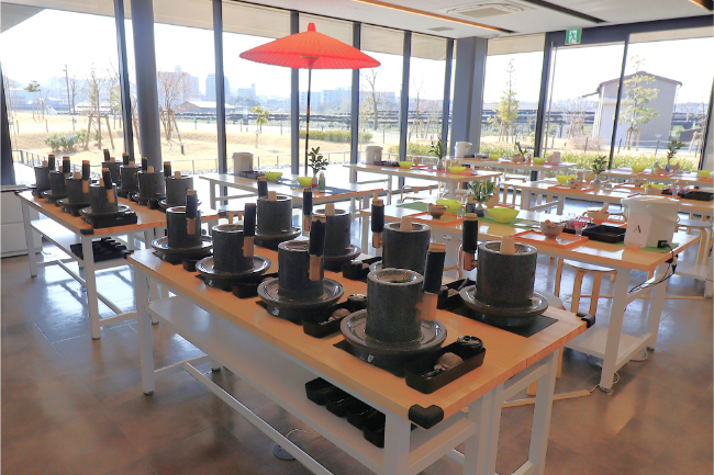 抹茶づくり体験施設内