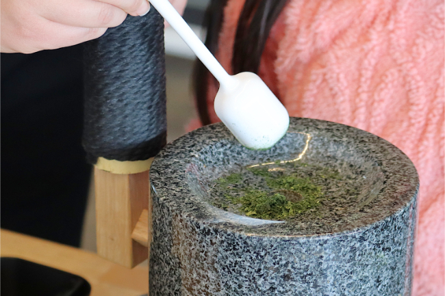 抹茶を挽く準備