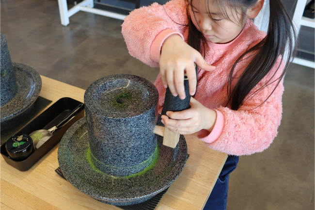 抹茶を挽いているところ