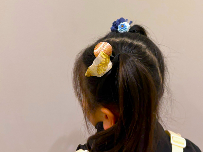 髪飾りを付けた子ども