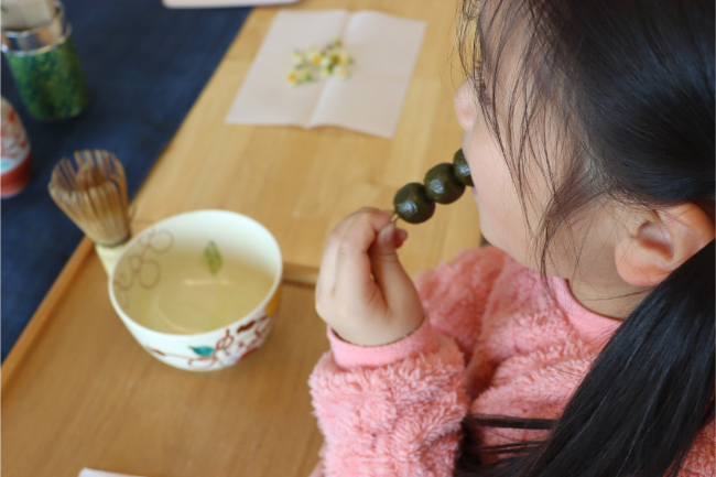 抹茶団子を食べている