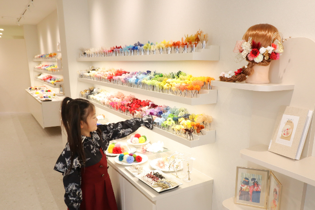 髪飾りを選んでいる子ども