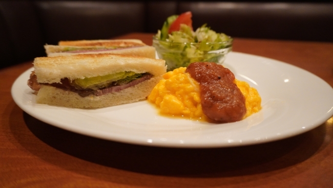 ローストビーフサンド・スクランブルエッグ