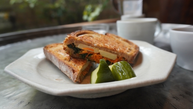 鶏ハムのホットサンドとスープのセット