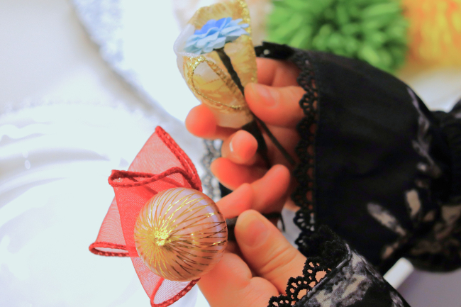 髪飾りを手に持っているところ