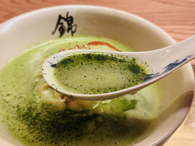 ラーメンのスープを一口