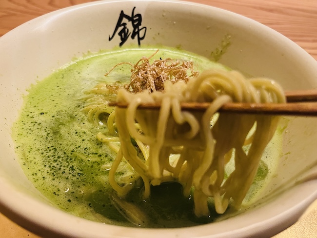 ラーメンの麺を一口