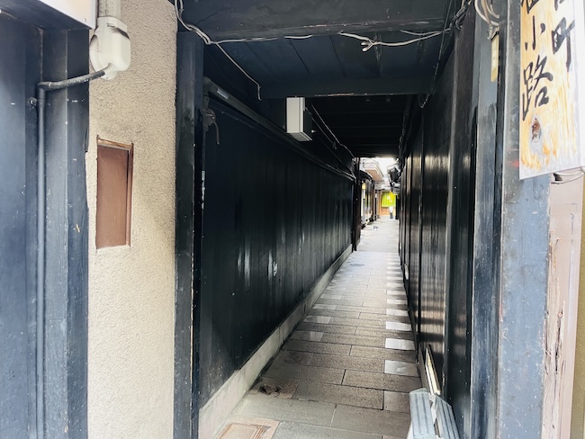 路地の入り口