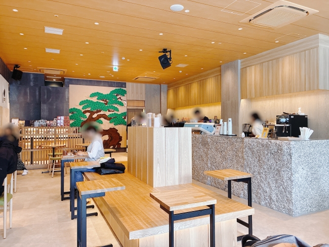 広々とした店内の席