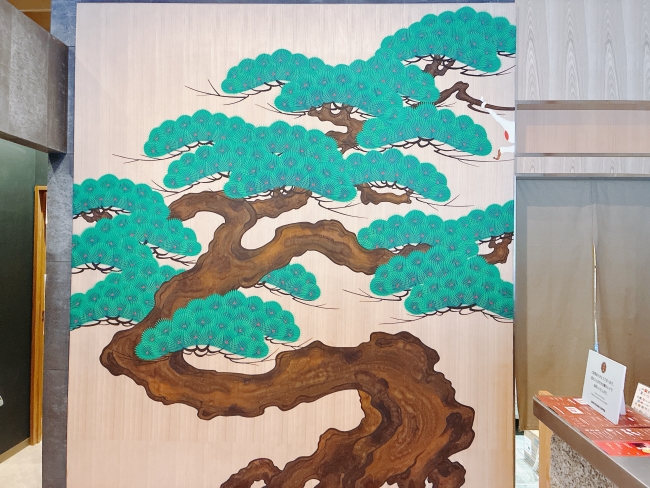 壁に描かれた立派な松の絵