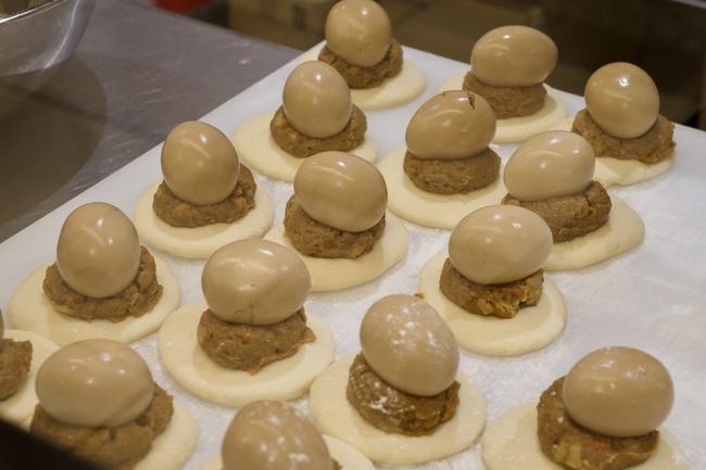 生地の上に卵を乗せた様子