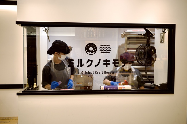 ミルクノキモチでドーナツを作るスタッフ