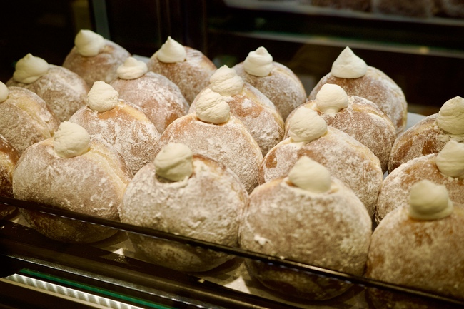 陳列されたクリームの生ドーナツ