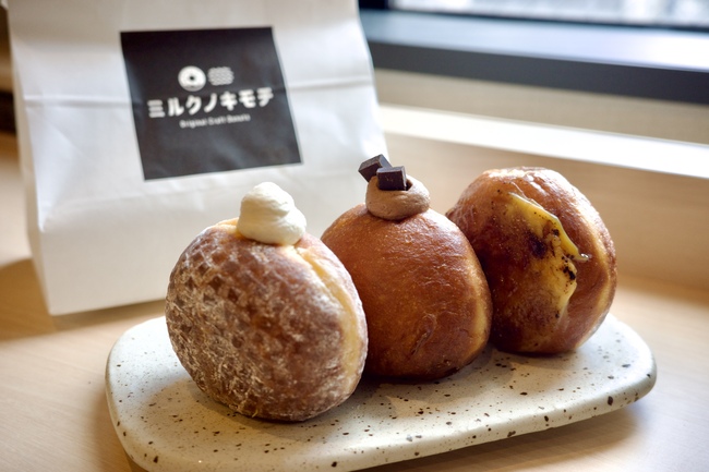 白いお皿にのった3種類の生ドーナツ