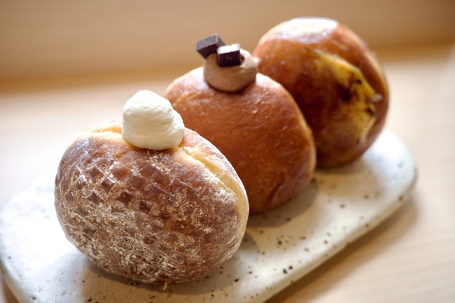 白いお皿にのった3種類の生ドーナツ