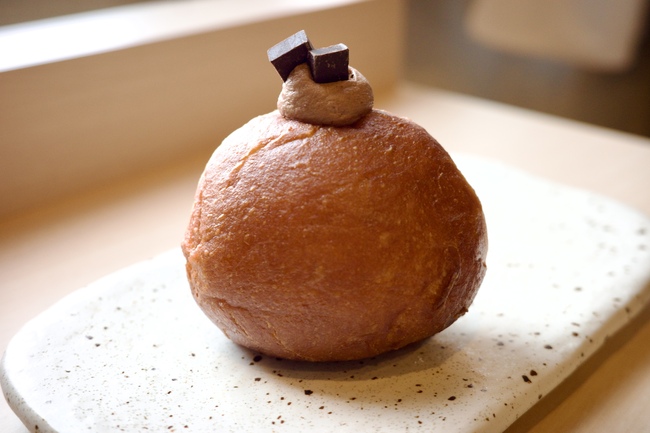 白いお皿にのったチョコレート生ドーナツ