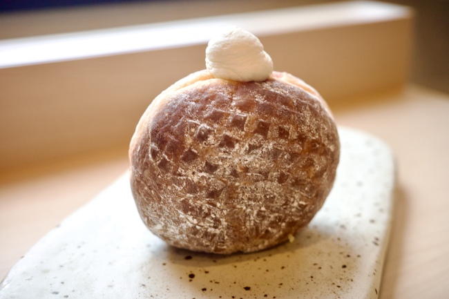 白いお皿にのった生ドーナツ