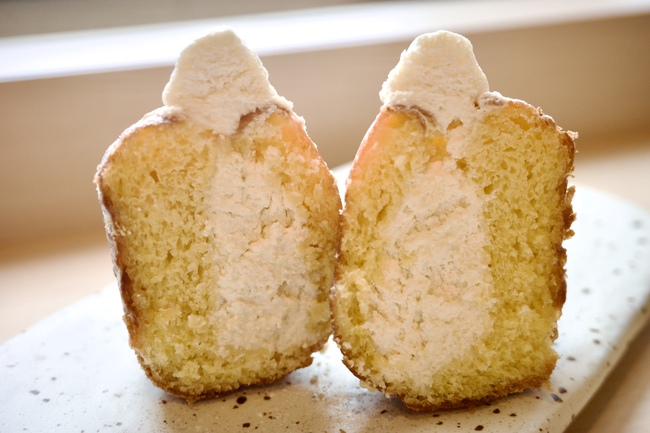 白いお皿にのった生ドーナツの断面図