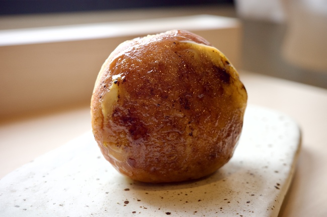 白いお皿にのった生ドーナツ