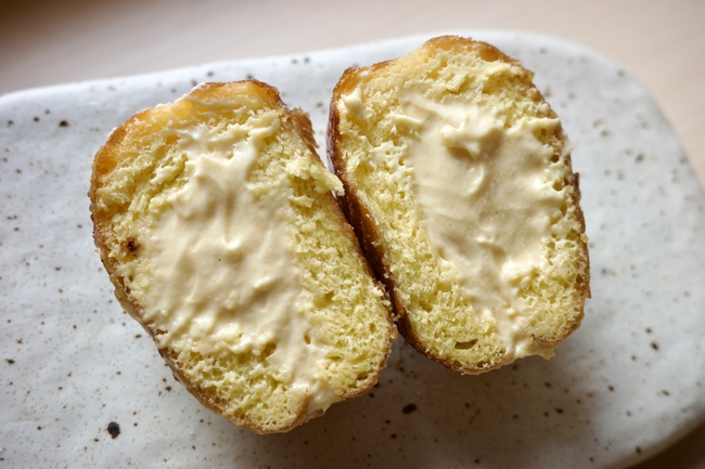 白いお皿にのった生ドーナツの断面図