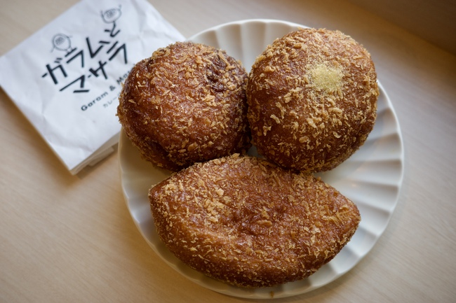 白いお皿の上に乗ったカレーパン