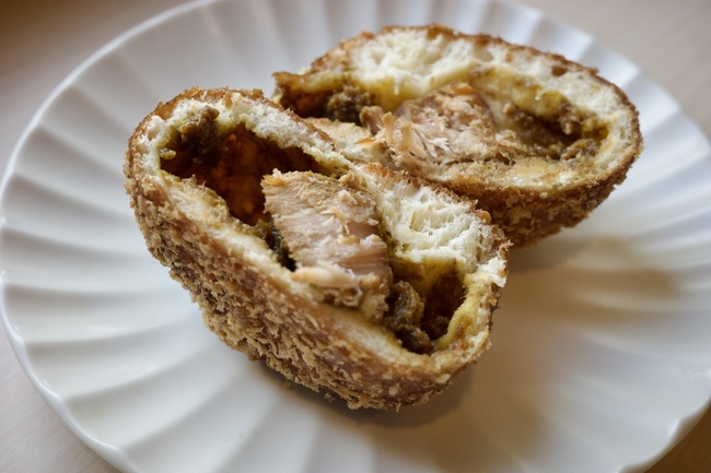 白いお皿の上に乗った煮豚のカレーパン