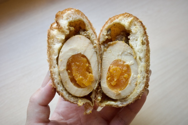 煮卵が入ったカレーパンの断面図