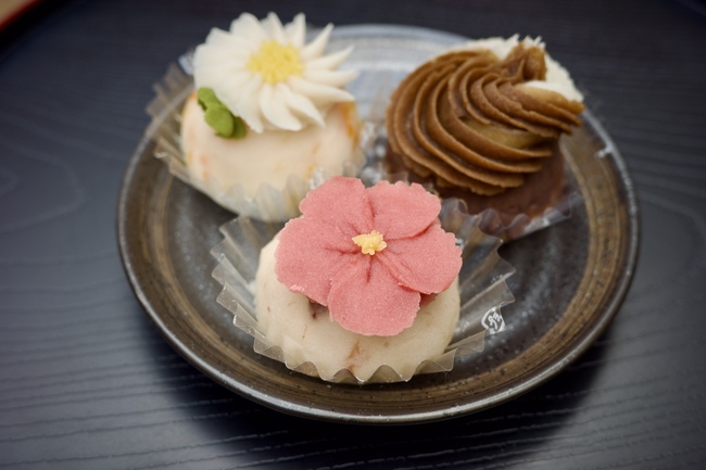 黒いお皿にのったフラワーおはぎ