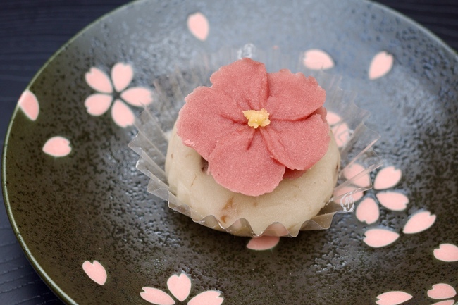 黒いお皿にのったピンクのフラワーおはぎ